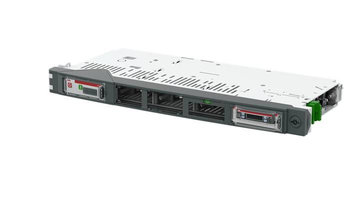Ein silbernes Servergehäusemodul mit mehreren Einschüben, geeignet für Rechenzentrumsumgebungen und zur Erweiterung von Speicherkapazitäten.