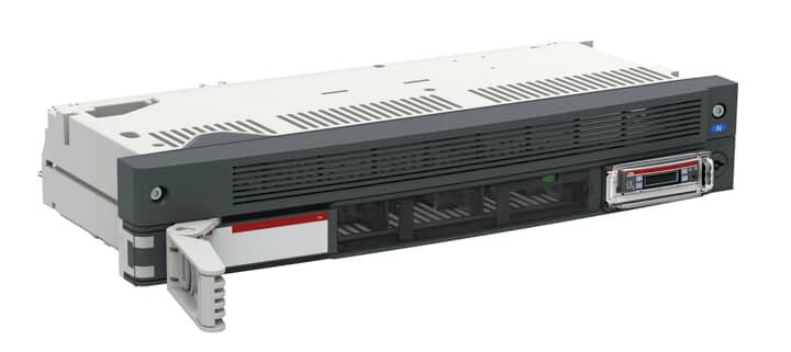 Ein Computer-Server mit einem silbernen Gehäuse und schwarzen Lüftungsschlitzen, geeignet für Rack-Montage in einem Rechenzentrum.