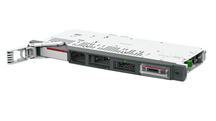 Server-Blade mit Anschlüssen und Lüftungsschlitzen. Typisches Bauteil von Rechenzentren zur Datenverarbeitung.