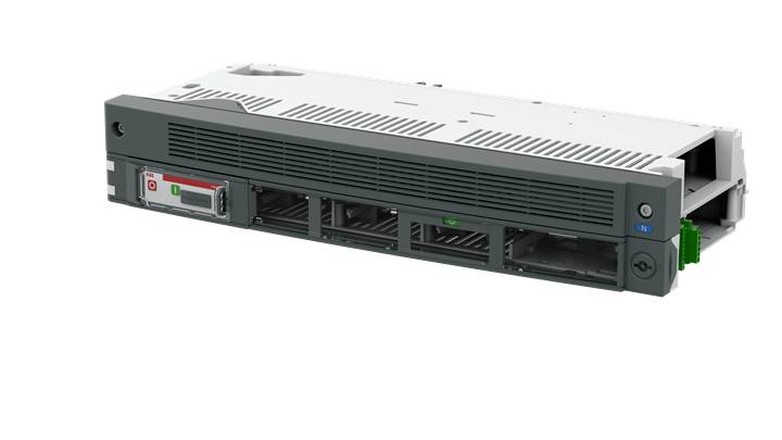 Ein grauer Server-Einschub mit Lüftungsschlitzen und Slots, umgeben von metallischem Gehäuse, liegt horizontal.