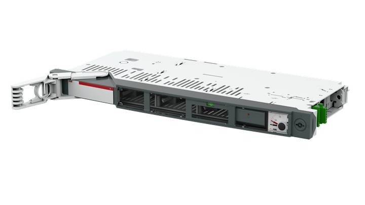 Ein weißes und graues elektronisches Gerät mit Lüftungsschlitzen und Anschlussbuchsen, möglicherweise ein Server- oder Netzwerkkomponentenmodul.