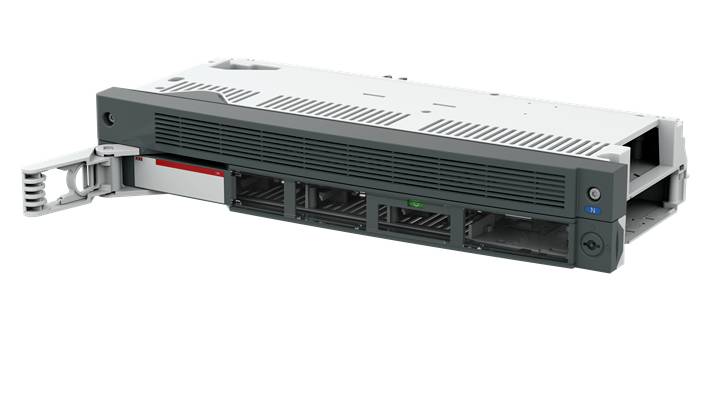 Ein Servernetzteil in Standardgröße mit mehreren Lüfteröffnungen und einem Einrastmechanismus auf der linken Seite.
