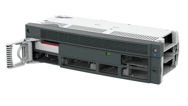 Ein offener modularer Netzwerkschalter zeigt interne Steckplätze und Komponenten, bereit zur Installation oder Wartung.