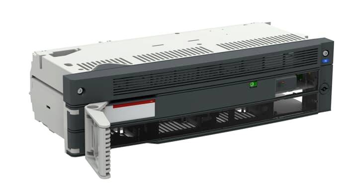 Ein Server-Gerät in einem Gehäuse, mit einer geöffneten Frontblende. Es zeigt Anschlüsse und Lüftungsgitter, typisch für IT-Infrastruktur.