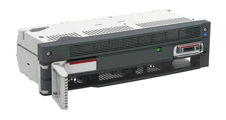 Ein grauer Server mit geöffnetem Frontpanel. Zeigt interne Komponenten und Belüftungslöcher. Geeignet für die Montage in einem Serverrack.