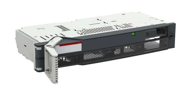 Ein Server-Blade-Modul mit einem Griff an der Vorderseite, ausgelegt für den Einsatz in einem Rechenzentrum.