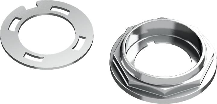 Zwei Metallteile: links eine flache Scheibe mit vier Aussparungen, rechts eine sechseckige Mutter mit Gewinde.