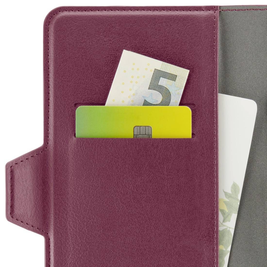 Ein rotes Lederetui mit einem eingesetzten Fünf-Euro-Schein, einer grünen Karte und einem Pass.