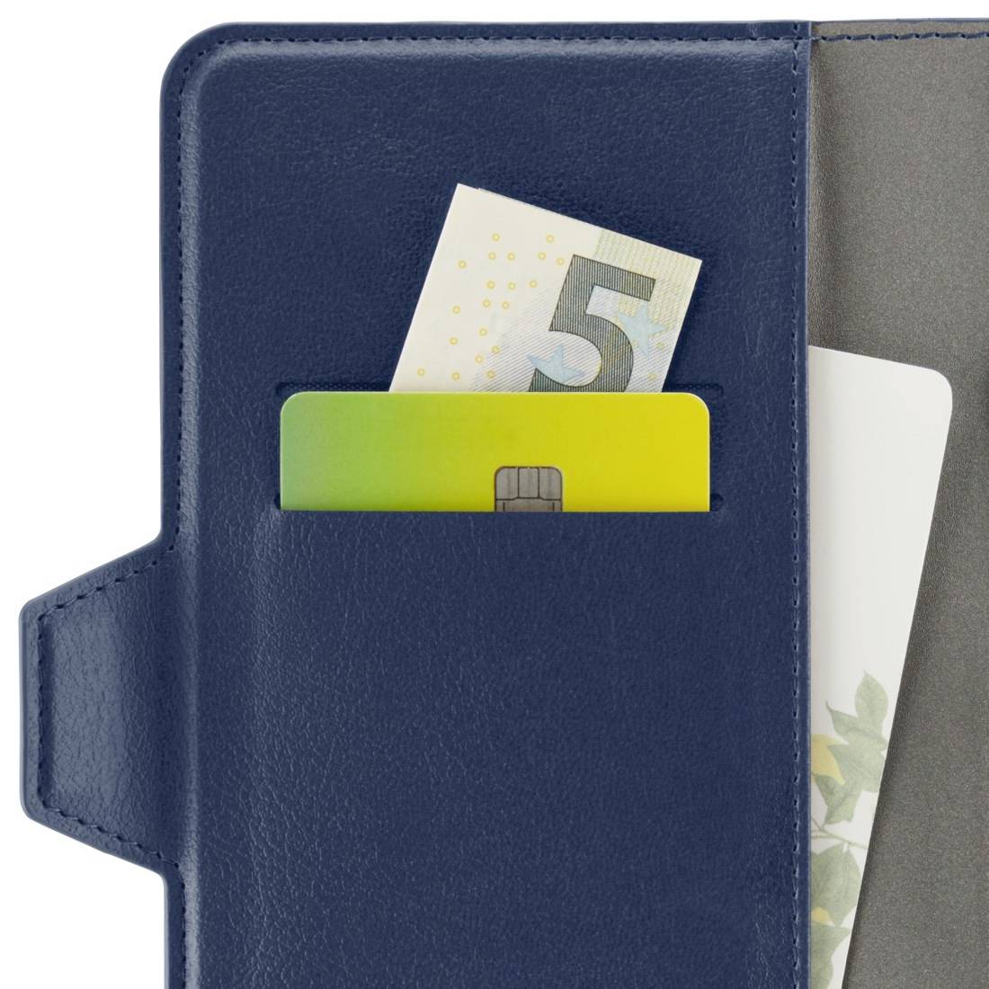 Offene blaue Geldbörse mit einer 5-Euro-Banknote und einer grünen Karte im Fach.