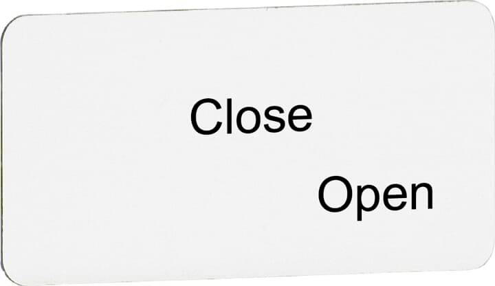 Weiße Tafel mit den Wörtern: 'Close' links und 'Open' rechts.
