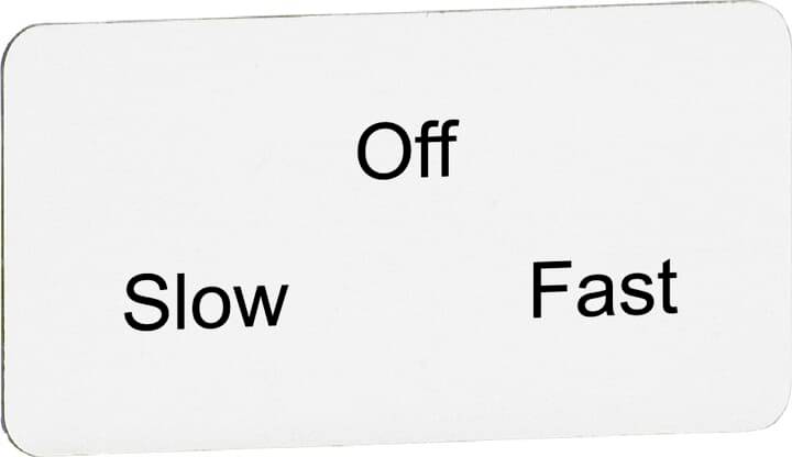 Schalterbeschriftung mit den Einstellungen 'Slow', 'Off' und 'Fast', die Geschwindigkeitsstufen darstellen.