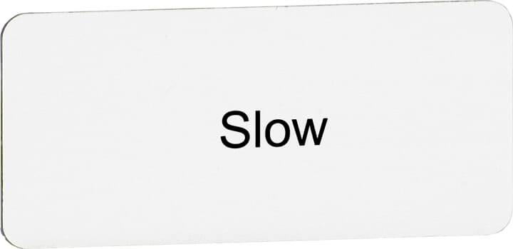 Ein Schild mit der Aufschrift 'Slow', was auf eine Geschwindigkeitsbegrenzung oder Vorsicht hinweist.