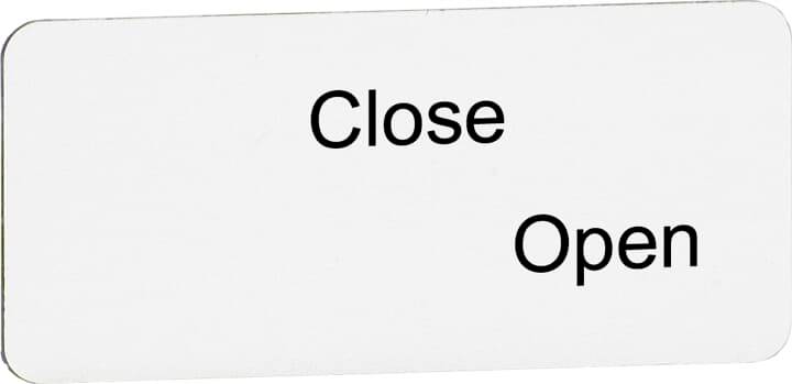 Auf einem Schild stehen die englischen Wörter 'Close' (oben links) und 'Open' (unten rechts), die auf Schließ- und Öffnungszustand hinweisen.