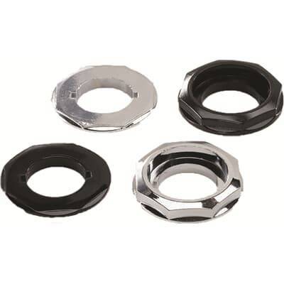 Vier silberne und schwarze Schutzkappen und Muttern, verteilt auf einer weißen Fläche.