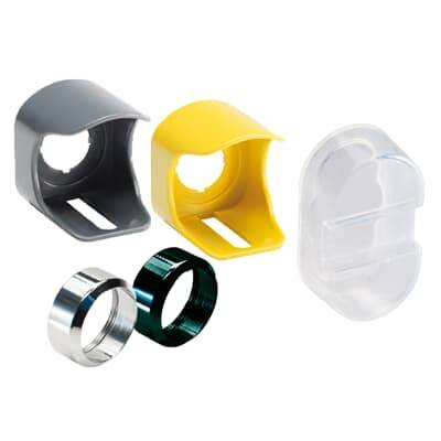 Drei halbkreisförmige Halterungen in Grau, Gelb und Transparent mit zwei Metallringen in Silber und Schwarz, wirken industriell.