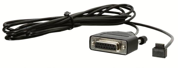 Schwarzes Kabel mit einem 15-poligen Stecker an einem Ende und einem kleinen, quadratischen Stecker am anderen Ende.