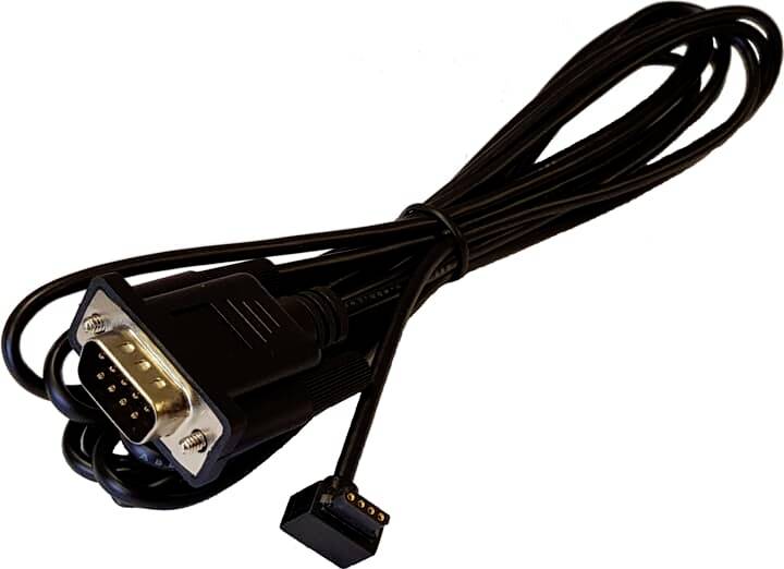 Ein schwarzes serielles Datenkabel mit einem neunpinnigen Stecker an einem Ende und einem kleineren, rechteckigen Stecker am anderen Ende.