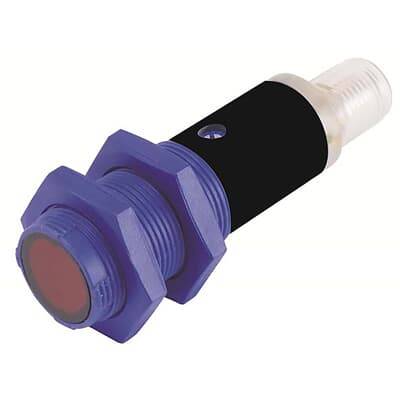 Ein zylindrischer, blauer Sensor mit einem roten Ende, verwendet zur Erkennung von Objekten in industriellen Anwendungen.
