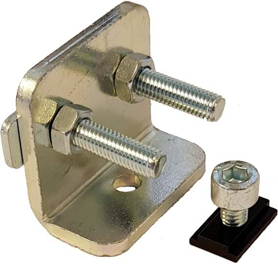 Metallbeschlag mit zwei Schrauben und Muttern, Bohrloch an der Basis. Daneben eine kleine Sechskantschraube auf schwarzer Unterlage.