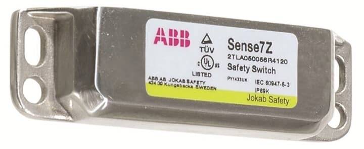 Ein silberner ABB-Sicherheitsschalter mit der Bezeichnung 'Sense7Z', zertifiziert nach IEC 60947-5-3, gezeigt in einer Nahaufnahme.
