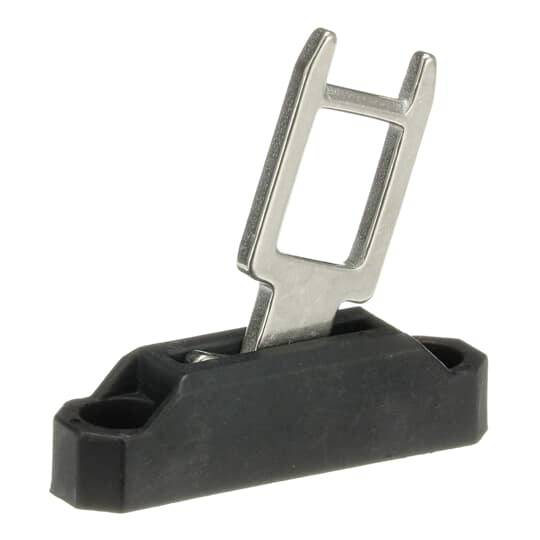 Ein metallischer Riegel mit rechteckiger Form auf einem schwarzen Sockel, vermutlich ein Schließelement oder Teil eines Mechanismus.