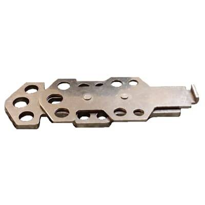 Metallstück in ungewöhnlicher Form mit mehreren Löchern und einem abstehenden Haken.