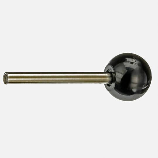 Silberne Metallstange mit schwarzem, kugelförmigem Griff auf weißem Hintergrund.