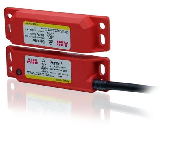 Ein roter ABB Sicherheitssensor mit Kabelanschluss, Modell 'Sense7', für den Einsatz in industriellen Anlagen zur Anlagenüberwachung.