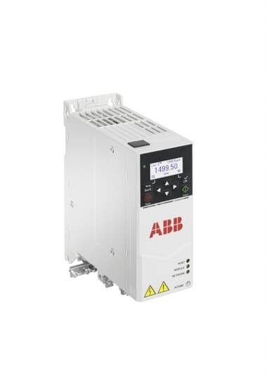 Frequenzumrichter 'ABB', weißes Gehäuse, digitales Display oben, gelbe Warnsymbole unten, zur Steuerung von Motoren geeignet.