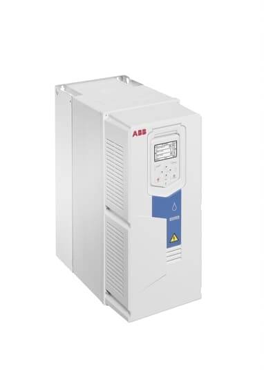 ABB Frequenzumrichter in weißem Gehäuse mit Display oben. Verwendet zur Steuerung der Motordrehzahl in industriellen Anwendungen.