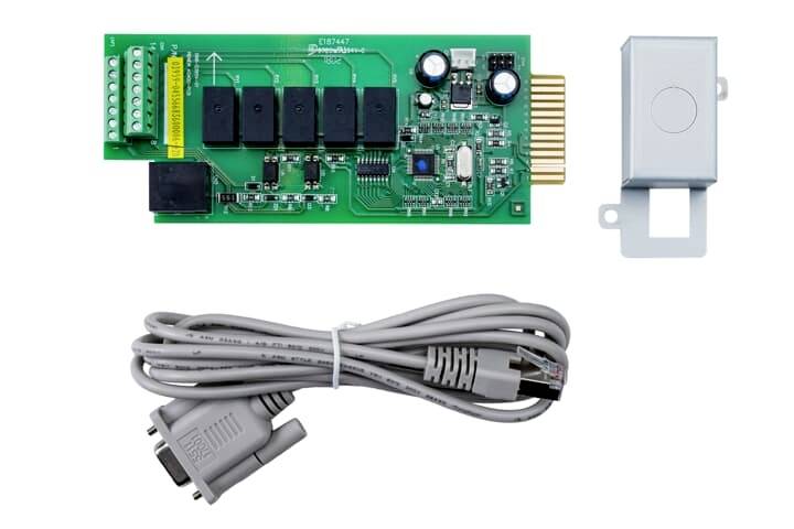 Rückansicht einer grünen elektronischen Leiterplatte mit mehreren schwarzen Relais, einem grauen Kabel mit Steckern und einem grauen Metallgehäuse.