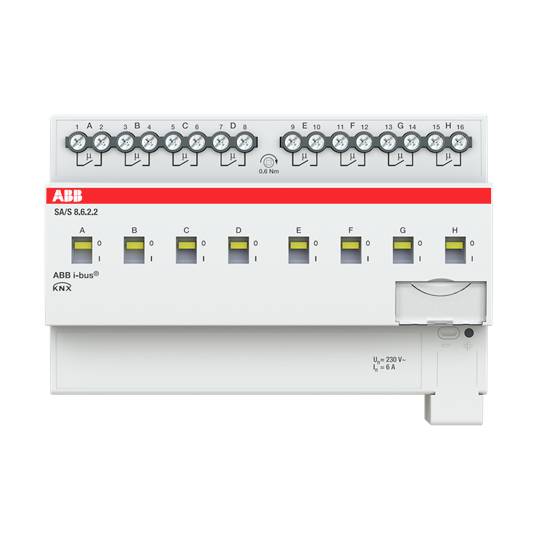 Ein ABB-Schaltaktormodul mit acht Kanälen, nummeriert von 1 bis 8. Oberes Display zeigt Anschlussklemmen, unteres die Kanalstatusanzeigen.