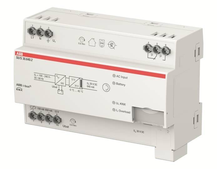 Ein weißes KNX-Systemgerät mit mehreren Anschlüssen und Beschriftungen zur Steuerung elektrischer Anwendungen, Hersteller: ABB.
