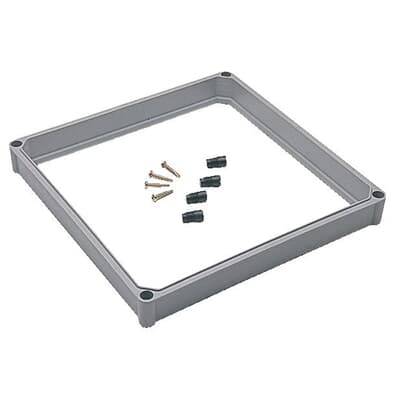 Grauer rechteckiger Kunststoffrahmen mit vier schwarzen Kappen und fünf Metallschrauben in der Mitte.