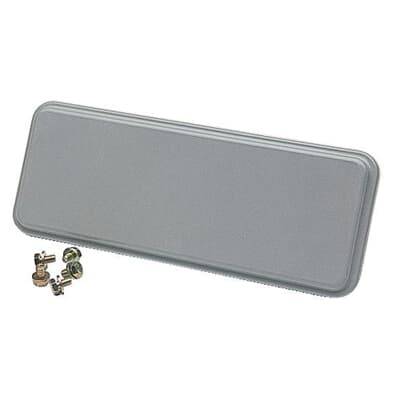 Rechteckige graue Abdeckung mit abgerundeten Ecken, daneben liegen kleine metallische Schrauben und Beschläge.