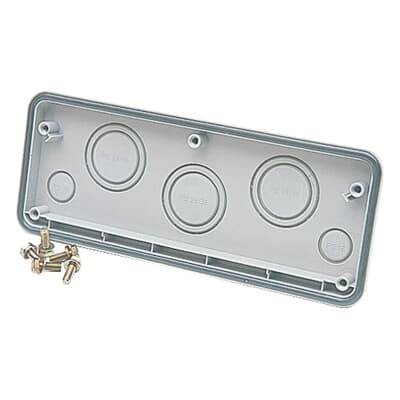 Rechteckige Abdeckung aus Metall mit mehreren runden Ausstanzungen. Fünf Schrauben liegen daneben.