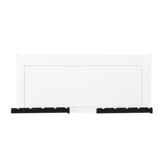 Ein weißes Möbelregal mit schwarzen Halterungen unten, möglicherweise zur Wandmontage geeignet.