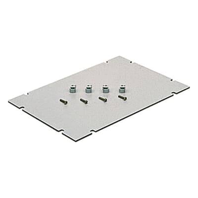 Metallplatte mit sechs angeordneten Schrauben in der Mitte. Geeignet für Montage oder Reparaturzwecke.