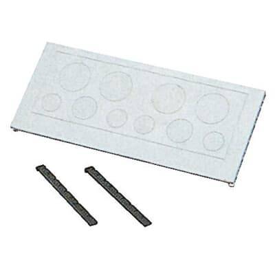 Rechteckige Kunststoffplatte mit ausgestanzten Kreisen, begleitet von zwei schwarzen rechteckigen Streifen darunter.