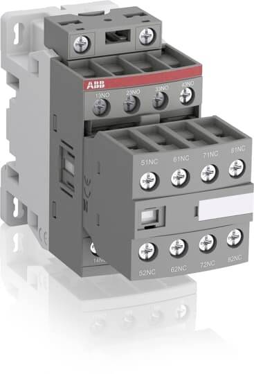 Ein elektrischer Schütz mit mehreren Kontakten, verwendet zur Steuerung von Stromkreisen, grau mit einem roten Element oben.