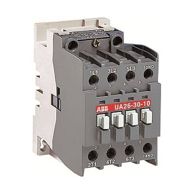 Ein elektrischer Schütz mit mehreren Anschlussklemmen und der Bezeichnung 'ABB UA26-30-10' auf der Vorderseite.