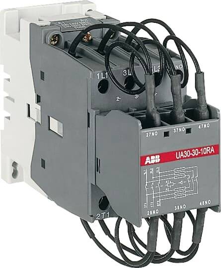Ein graues ABB-Schütz mit mehreren schwarzen Kabelverbindungen, Modell UA30-30-10RA, geeignet für industrielle Anwendungen.
