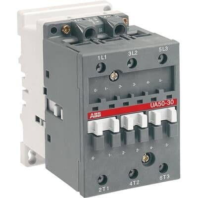 Ein grauer elektrischer Schütz mit mehreren Anschlussklemmen, geeignet für Steuerschaltungen in industriellen Anwendungen.