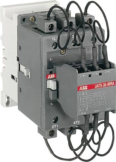 Ein graues elektrisches Schütz mit schwarzen Kabelverbindungen, das zum Steuern von Stromkreisen in industriellen Anwendungen genutzt wird.