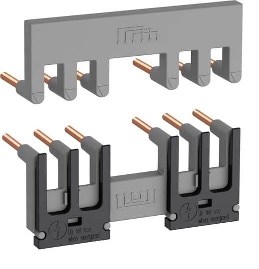 Zwei Phasenschienen, eine grau und eine schwarz. Beide haben fünf Kontaktzungen aus Kupfer und sind für den elektrischen Anschluss gedacht.
