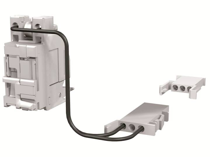 Ein elektrischer Schalter und Stecker sind mit einem schwarzen Kabel verbunden, zeigt eine typische Verdrahtungsanordnung.