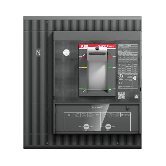 Ein Leistungsschalter mit 'on' und 'off' Schalterpositionen, Markenlogo, technische Details und QR-Code auf der Vorderseite.