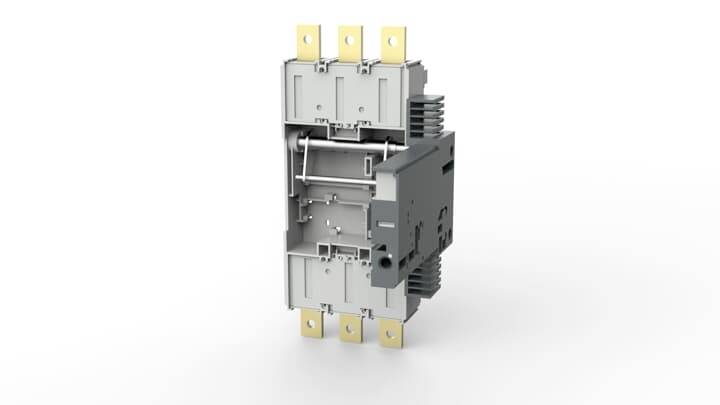 Ein grauer elektrischer Leistungsschalter mit seitlich angebrachten Kühlrippen und mehreren goldfarbenen Anschlussklemmen.