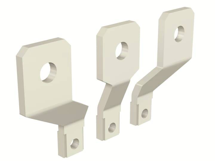 Drei beige Metallwinkel mit rechteckigen Basen und Löchern, die als Befestigungselemente dienen. Sie sind in unterschiedlicher Ausrichtung gezeigt.