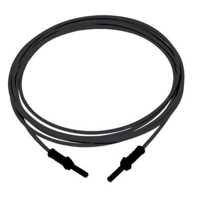 Ein schwarzes Kabel mit zwei Steckern an den Enden, aufgerollt in einem Kreis. Geeignet zum Anschluss von elektronischen Geräten.